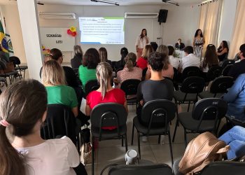 Educadores da rede municipal participam de seminário sobre leitura e escrita na Educação Infantil em Campo Mourão