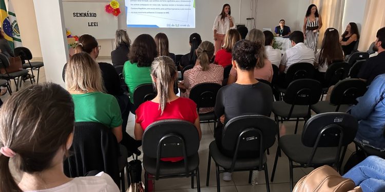 Educadores da rede municipal participam de seminário sobre leitura e escrita na Educação Infantil em Campo Mourão