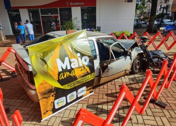 Maio Amarelo: veículos batidos simulam cena de acidente com morte no calçadão