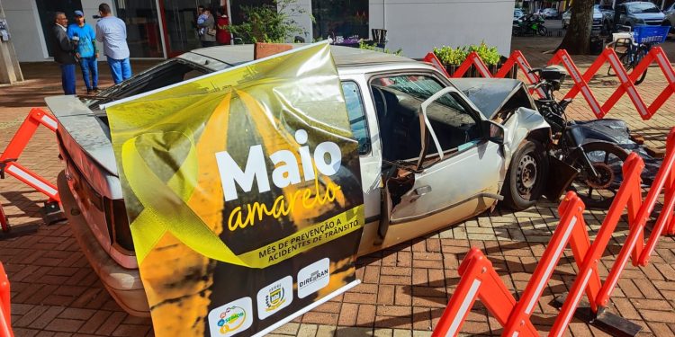 Maio Amarelo: veículos batidos simulam cena de acidente com morte no calçadão