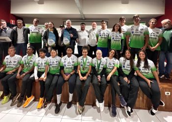Prefeitura entrega kits esportivos a comunidades e homenageia atletas campeões do atletismo sub-18
