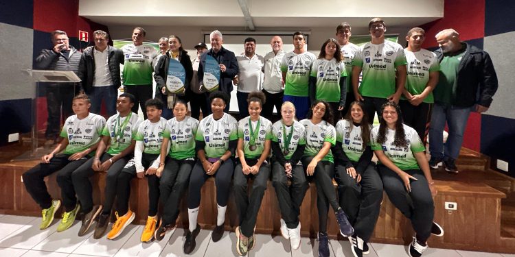 Prefeitura entrega kits esportivos a comunidades e homenageia atletas campeões do atletismo sub-18