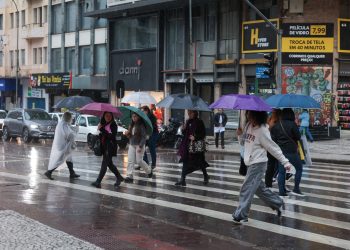 Paraná registra raios e granizo: chuva diminui na sexta, mas ganha força no fim de semana