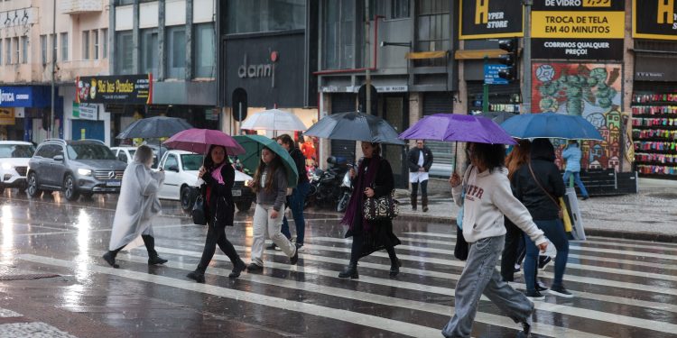 Paraná registra raios e granizo: chuva diminui na sexta, mas ganha força no fim de semana