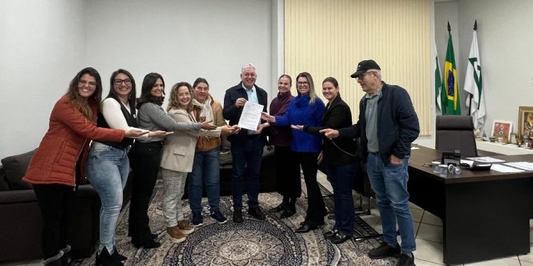 Cmeg e Sindiempresarial entregam propostas do CidadDelas ao prefeito