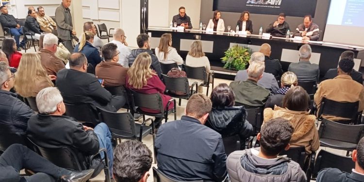 Vice-presidente Fabíola Casoto comandou a reunião da Acicam