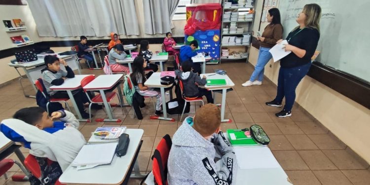 Rodas de conversa com alunos e panfletagem marcam Semana de Combate ao Trabalho Infantil