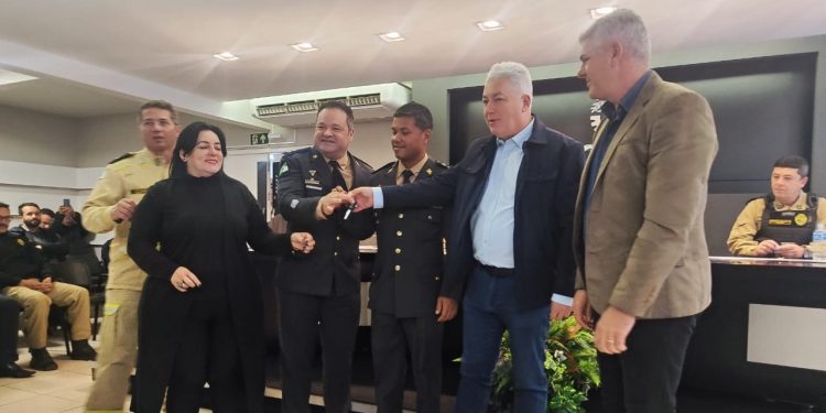 Prefeito de Campo Mourão participa de troca de comando dos Bombeiros e entrega viatura