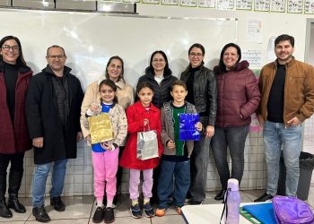 Alunos da Escola Castro Alves são premiados em concurso de redação sobre combate à dengue