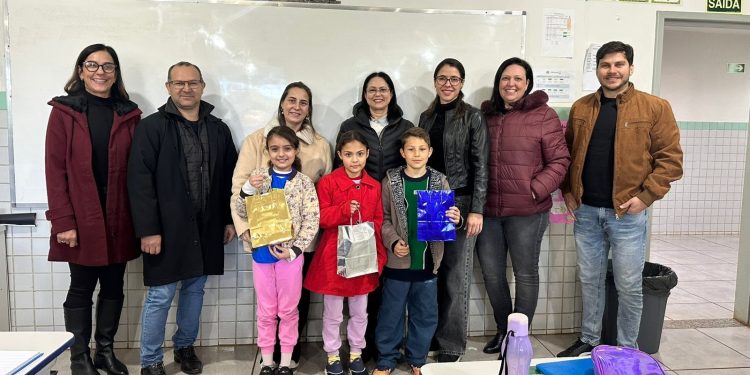 Alunos da Escola Castro Alves são premiados em concurso de redação sobre combate à dengue