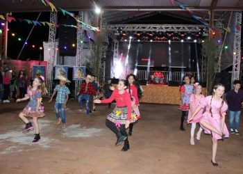 Farol comemora 32 anos com Arraiá de Aniversário, fogueira de 14 metros e show do Grupo Minuano