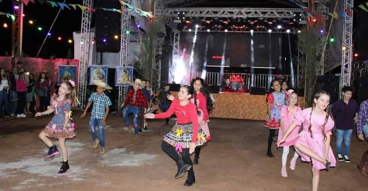 Farol comemora 32 anos com Arraiá de Aniversário, fogueira de 14 metros e show do Grupo Minuano