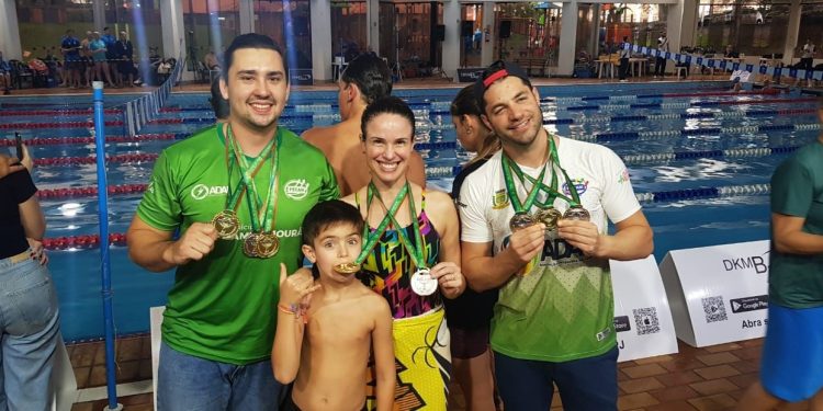 Atletas de Campo Mourão conquistam medalhas em competição interestadual de natação realizada em Maringá