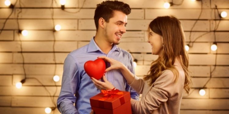 Dia dos Namorados: Procon orienta sobre políticas de troca e devoluções de presentes