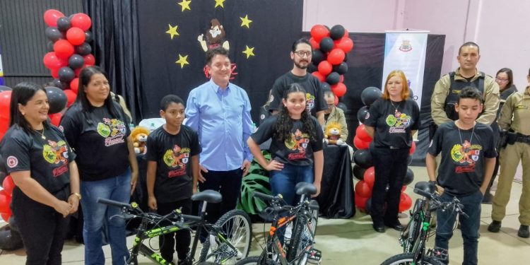 Farol: Prefeito Oclecio Meneses destaca apoio das famílias em formatura do Proerd
