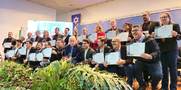 Secretários municipais são homenageados em sessão especial da Assembleia Itinerante em Campo Mourão