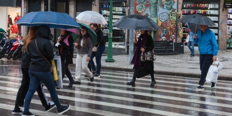 Após dias congelantes, fim de semana será chuvoso no Paraná