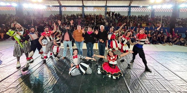 “Palhaços Cantores do Sou Arte” assistido por quase 4 mil pessoas