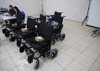 Prefeitura de Campo Mourão entrega cadeiras de rodas a pacientes em ação conjunta com o Ciscomcam