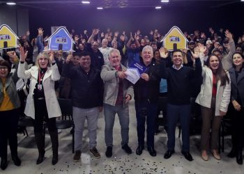Campo Mourão entrega títulos de regularização fundiária a 77 famílias por meio do Programa Moradia Legal