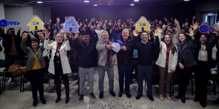 Campo Mourão entrega títulos de regularização fundiária a 77 famílias por meio do Programa Moradia Legal