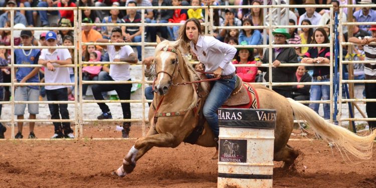 Carneiro no Buraco: rodeio em touros e prova de 3 tambores marcam reativação da arena