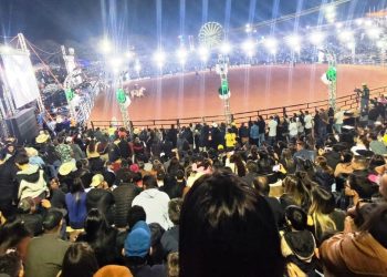 Abertura do rodeio lota arena na Festa do Carneiro no Buraco