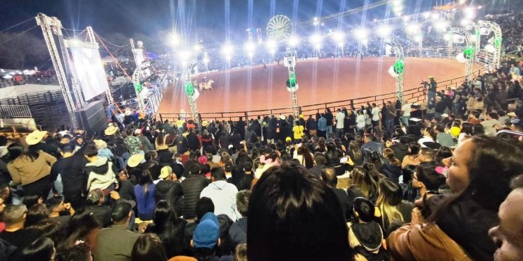 Abertura do rodeio lota arena na Festa do Carneiro no Buraco