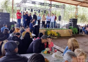 Grande Sucesso: Torneios, almoço com 80 “costelões” e show musical marcaram a Festa do Agricultor em Farol
