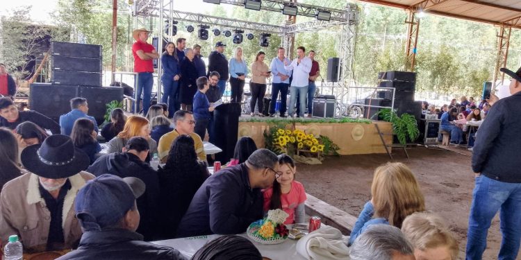 Grande Sucesso: Torneios, almoço com 80 “costelões” e show musical marcaram a Festa do Agricultor em Farol