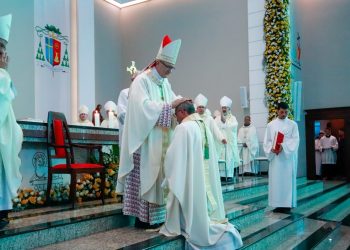 Evandro Luis Braun é ordenado bispo diante de mais de 4 mil fiéis