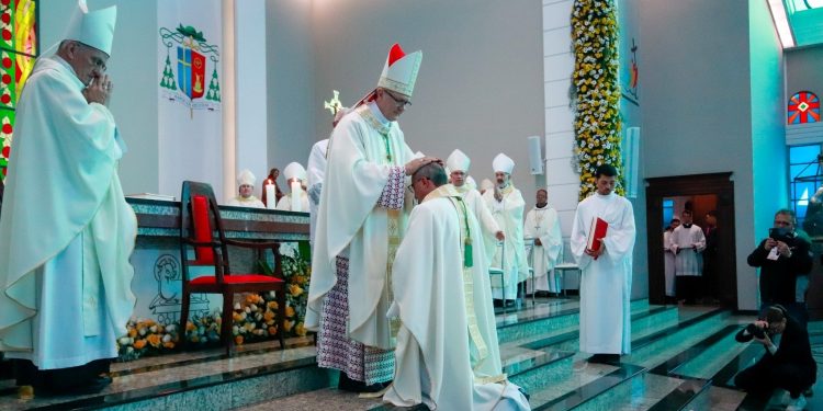 Evandro Luis Braun é ordenado bispo diante de mais de 4 mil fiéis