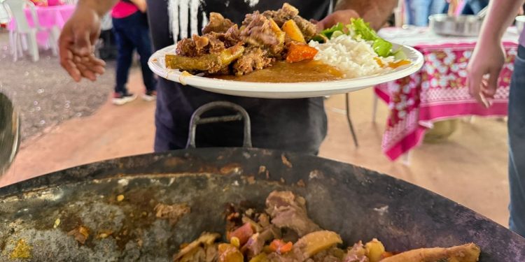 Prato típico de Campo Mourão é o grande destaque do domingo na 30ª Festa Nacional do Carneiro no Buraco