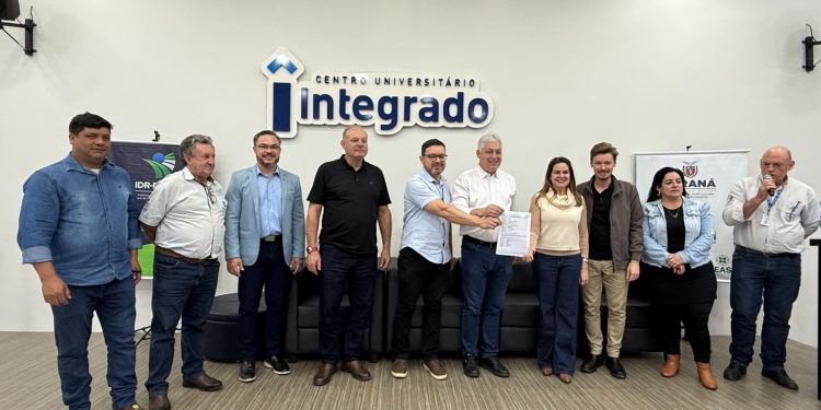 Prefeitura de Campo Mourão e Governo do Estado entregam reprodutores do Gado Purunã com presença de autoridades e produtores rurais