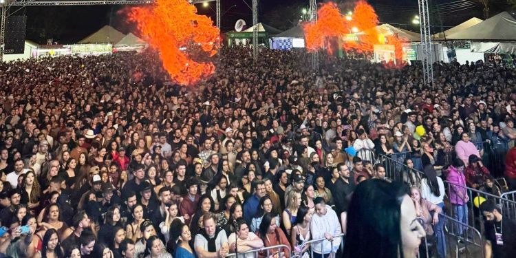 Show de João Neto & Frederico bate recorde de público na 30ª Festa Nacional do Carneiro no Buraco