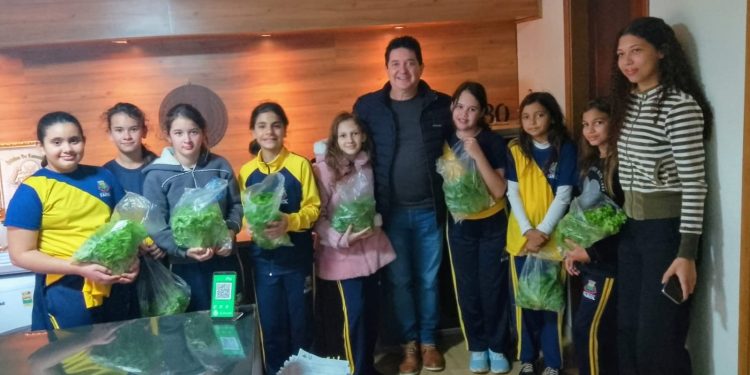 Prefeito Oclecio Meneses recebe estudantes em incentivo à programa de produção orgânica e educação financeira