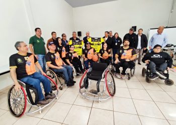 Atletismo e basquete do Paradesporto recebem cadeiras e kits de materiais