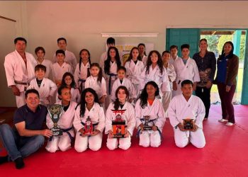 Alunos do Projeto Karatê recebem Kimonos em Farol