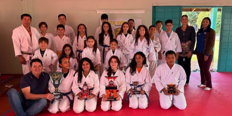 Alunos do Projeto Karatê recebem Kimonos em Farol
