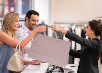 Lojas de Campo Mourão ficam abertas até às 17 horas no sábado