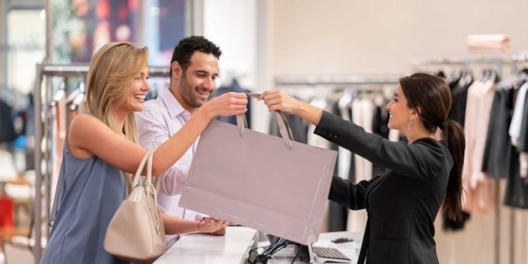 Lojas de Campo Mourão ficam abertas até às 17 horas no sábado