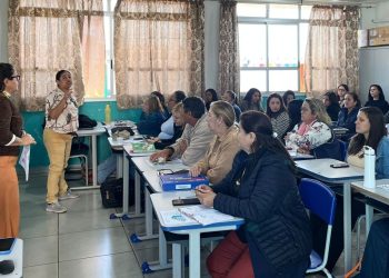 Qualificação de professores visa planejamento e desenvolvimento educacional em Farol