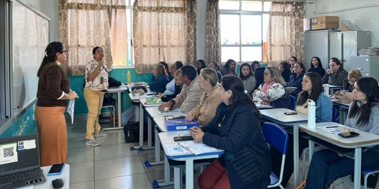 Qualificação de professores visa planejamento e desenvolvimento educacional em Farol