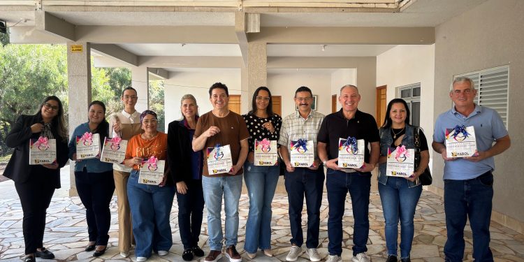 Prefeito, vice-prefeito e vereador de São Pedro do Ivaí visitam Farol para conhecer programas sociais de referencia