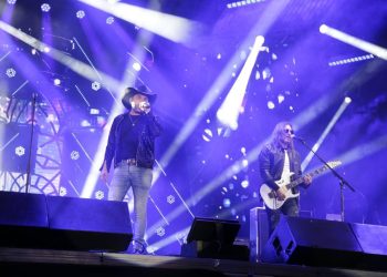 Show com Edson e Hudson atrai milhares de pessoas na abertura da 30ª Festa Nacional do Carneiro no Buraco