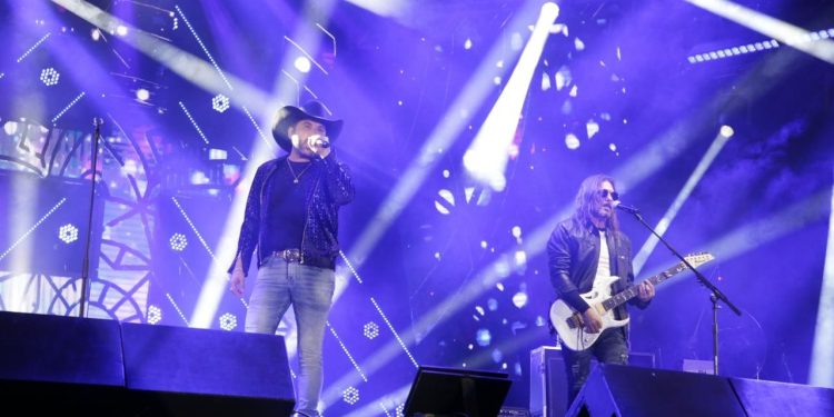 Show com Edson e Hudson atrai milhares de pessoas na abertura da 30ª Festa Nacional do Carneiro no Buraco