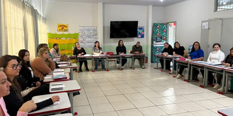 Rede municipal de Campo Mourão retoma aulas nesta terça-feira (29); escolas e cmeis se organizaram nesta segunda com reuniões pedagógicas