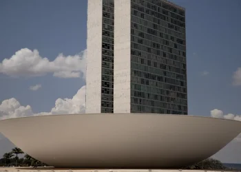 Câmara declara perda de mandato a 7 deputados e dá posse a substitutos