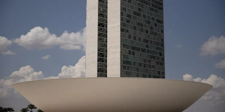 Câmara declara perda de mandato a 7 deputados e dá posse a substitutos