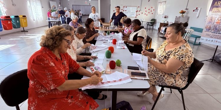 Clubes de Mães promovem aprendizado, convivência e terapia em Campo Mourão